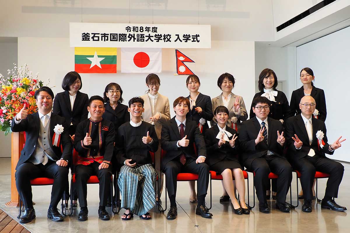 記念にパチリ。笑顔を広げる新入生、学校関係者ら