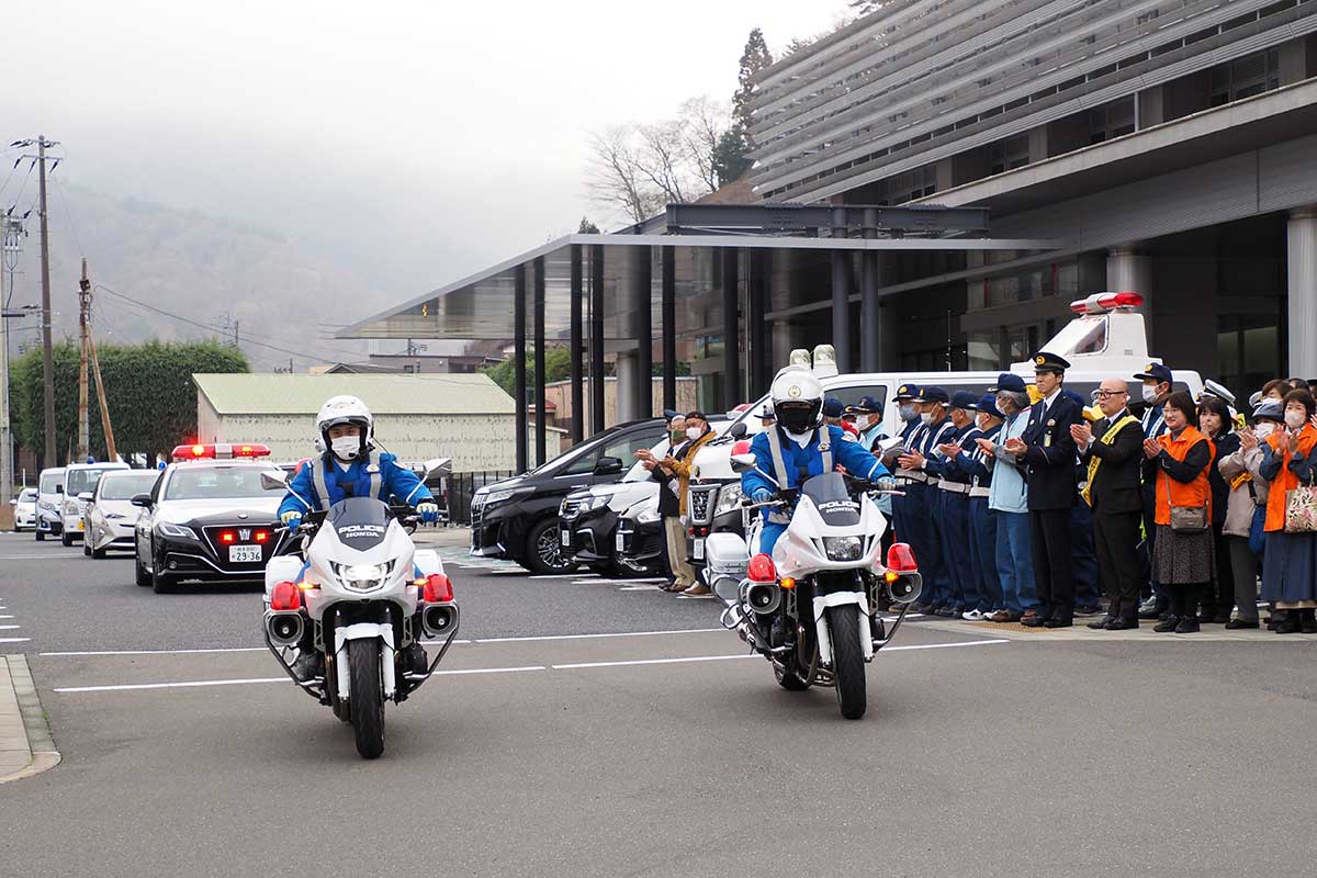 春の全国交通安全運動と地域安全運動の合同出発式＝6日