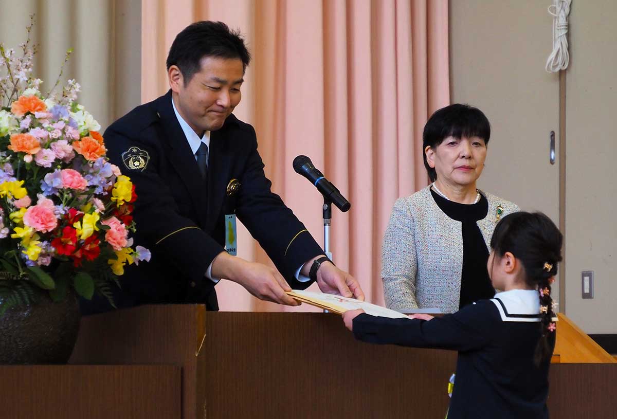 釜石小の入学式で新入学児童に交通安全グッズが贈られた＝8日