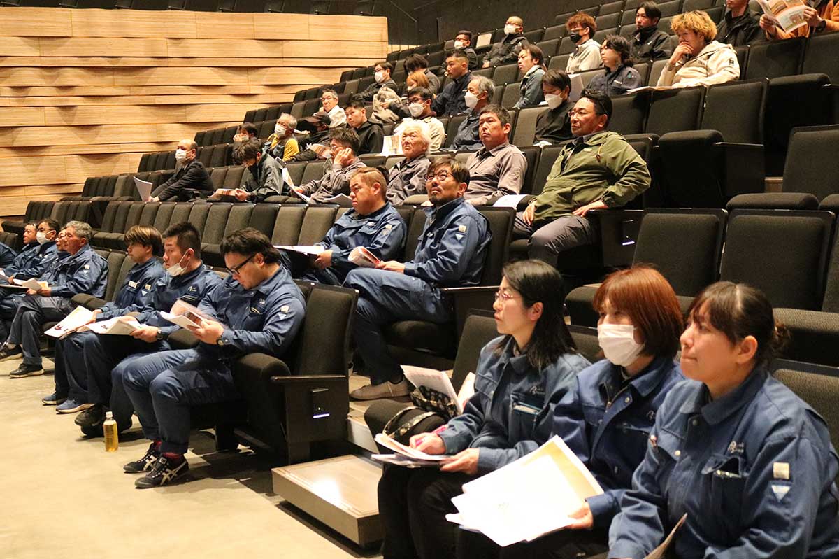 クマ対策について学ぶ青紀土木、協力企業の社員、一般市民ら