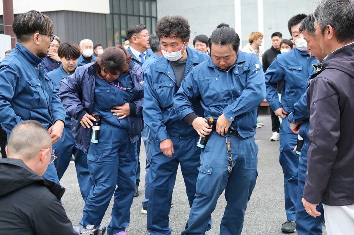 クマスプレーをホルダーごと腰に装着。いざという時にすぐ使えるように…