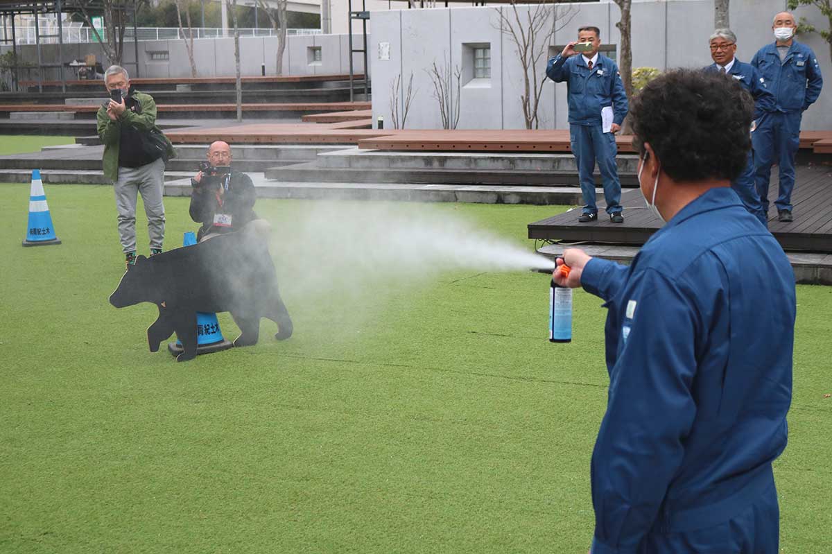 クマのパネルまで5メートル。奥のカラーコーンまで10メートル。距離感をつかんでおくことも大事