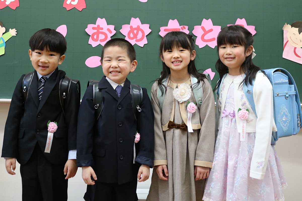 栗林小学校に入学した笑顔弾ける新1年生＝8日