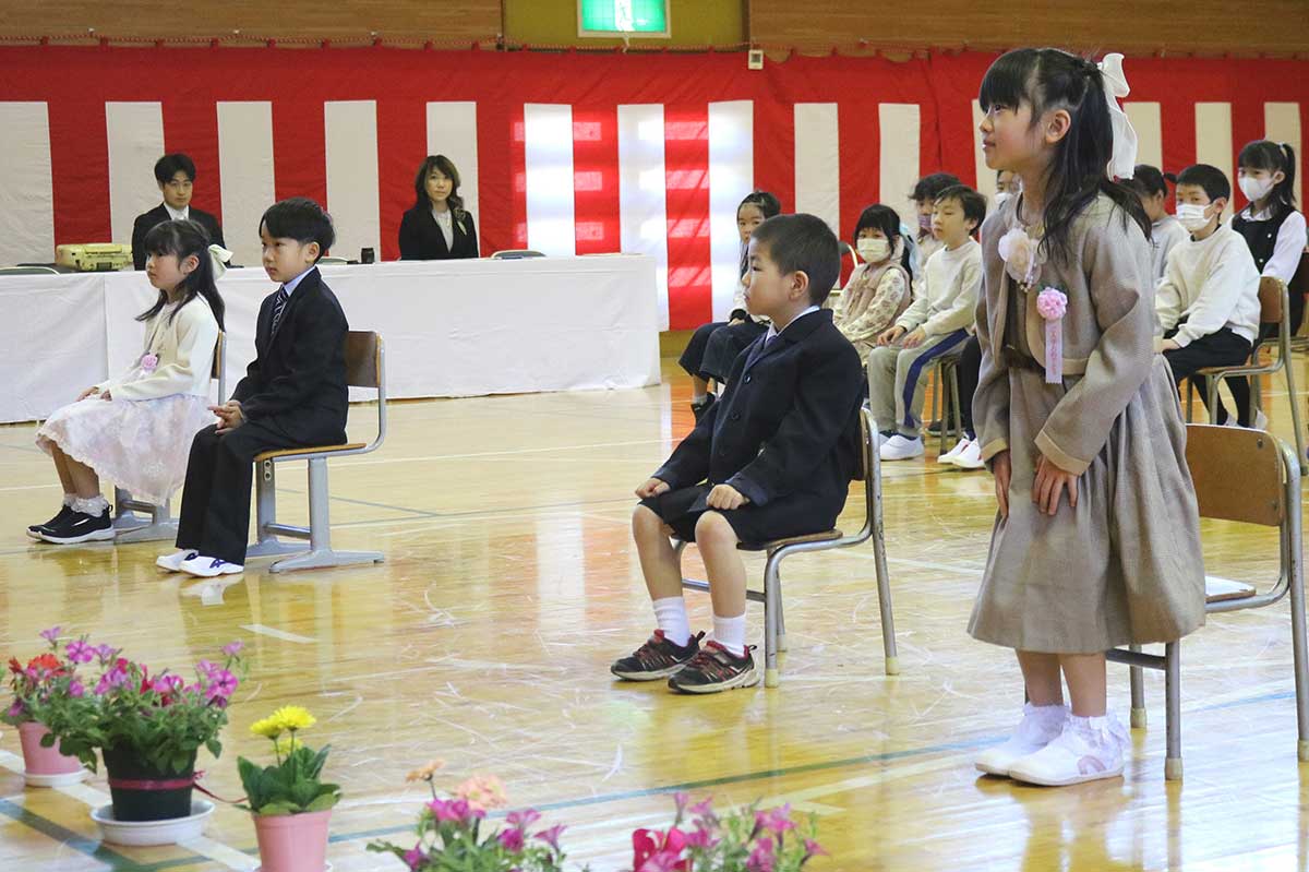 新入生は名前を呼ばれると、返事をして立ち上がりお辞儀をした