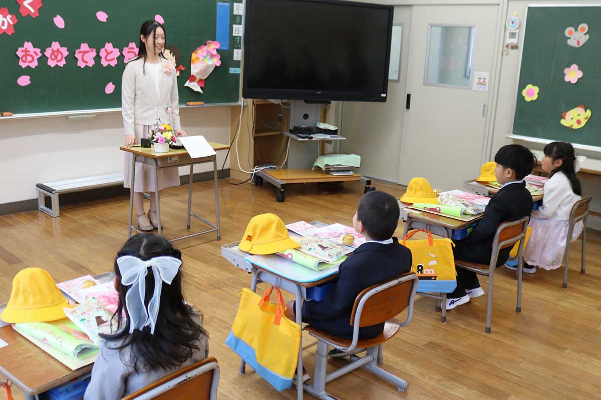 教室に戻り、初めてのホームルーム。担任の万城目遥教諭の話を聞く