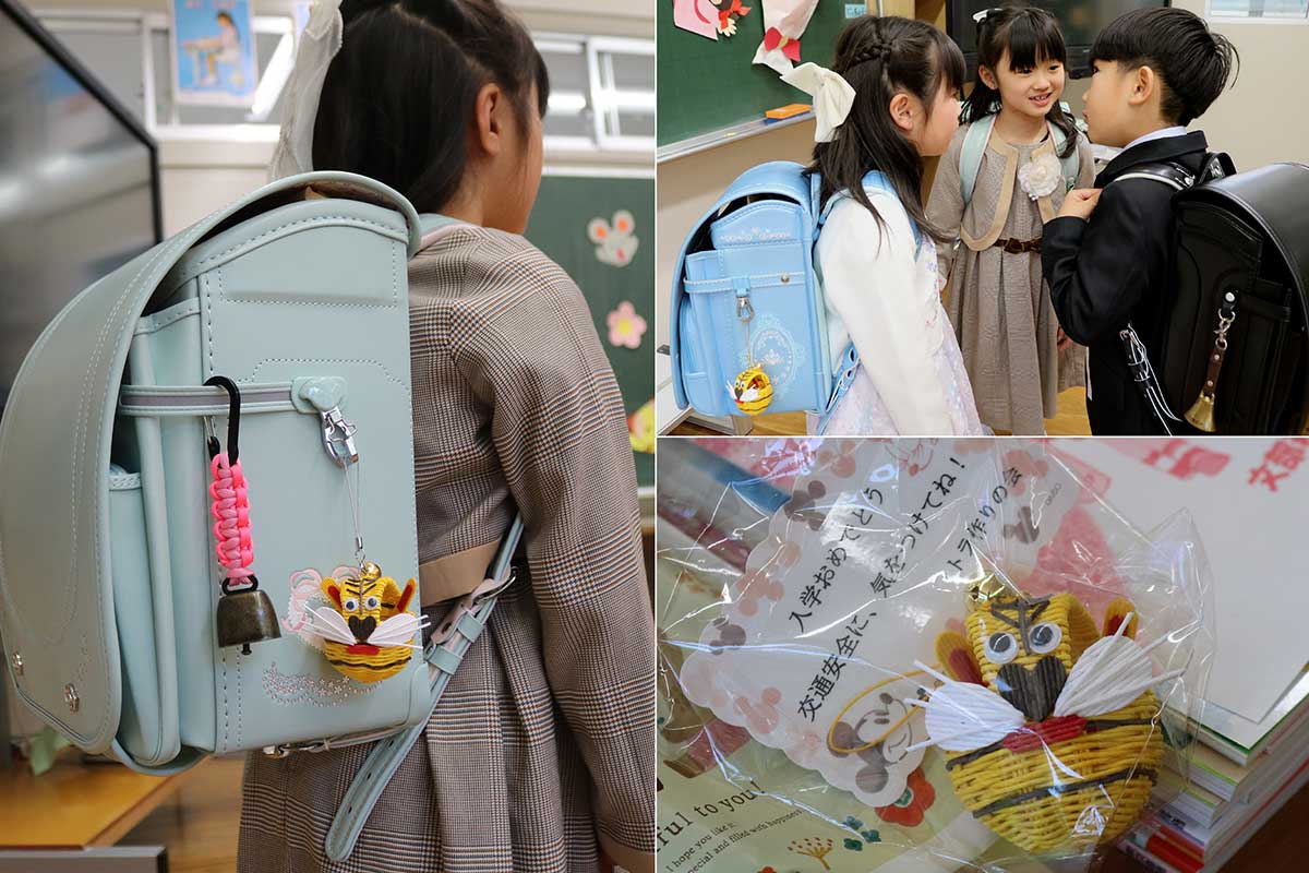 平田の「釜石トラ作りの会」が市内全小学校の新1年生に贈った虎舞を模したキーホルダーも児童らの手元へ