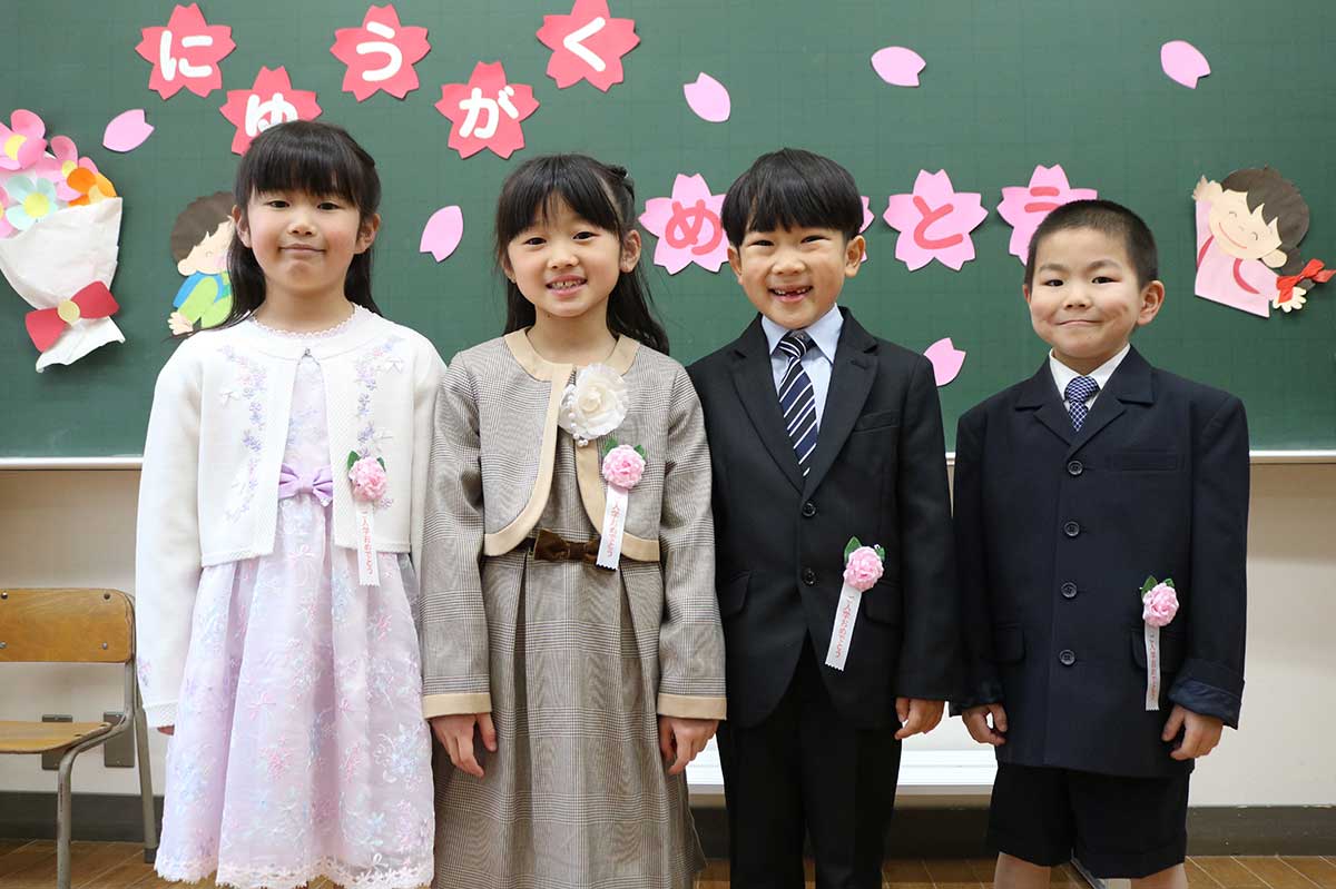 初めての小学校生活にワクワク、ドキドキ！ 期待を膨らませる栗林小1年生。「1年間、がんばるぞ！」