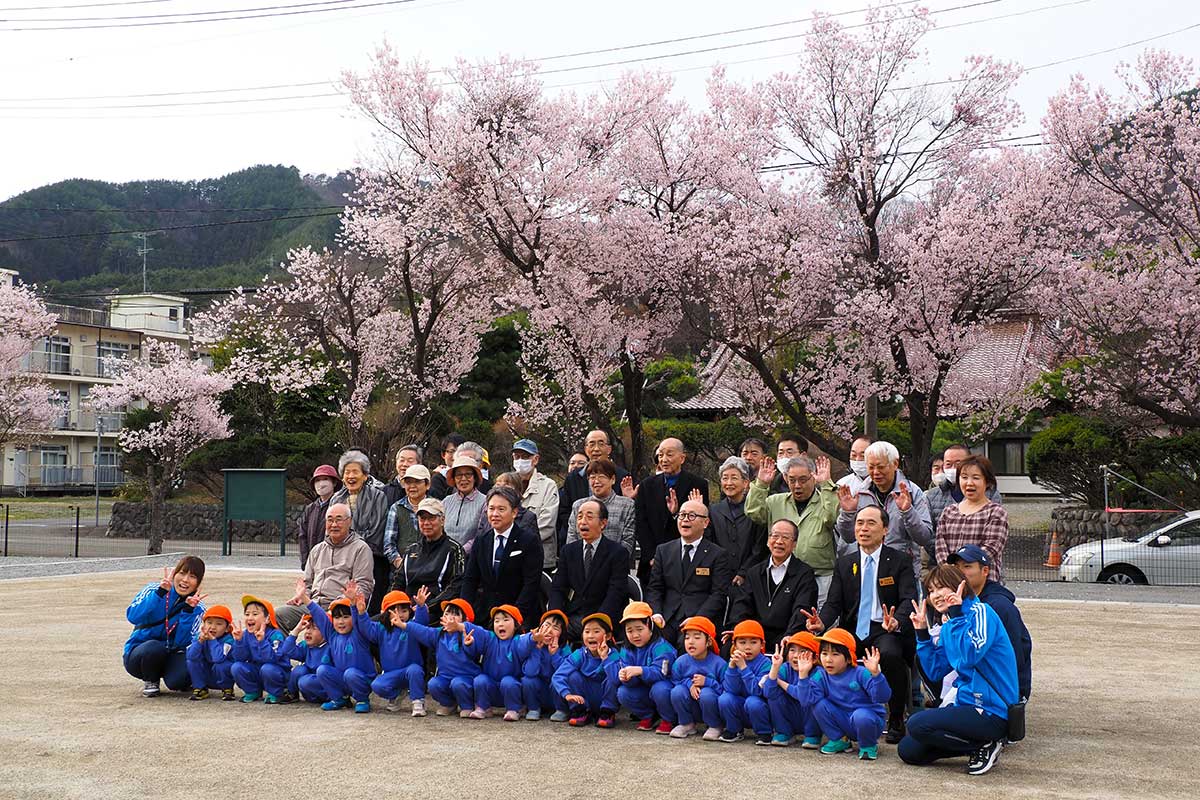 開園式に参加した野田町の住民や釜石市の関係者ら