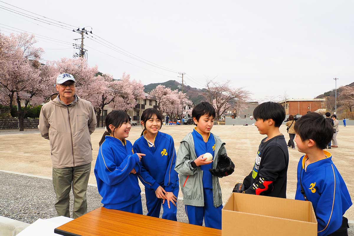 子どもたちをうれしそうに見守る木谷哲さん（左）