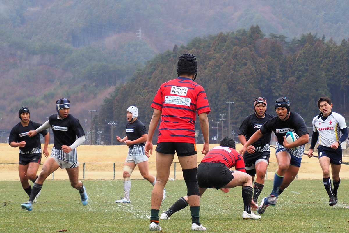 悪天候に負けずはつらつとプレーする選手たち