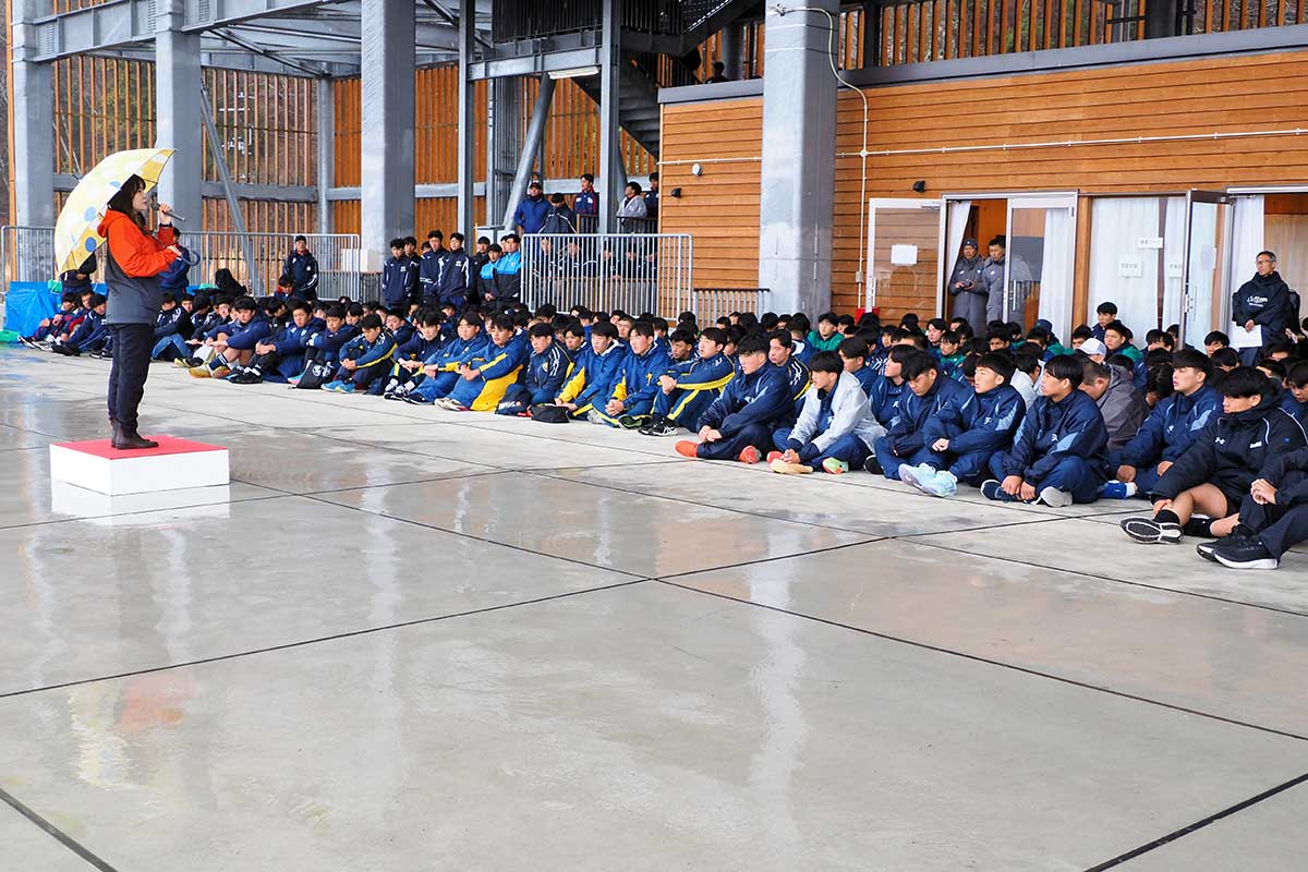 防災学習に臨む選手たち。体験談にじっと耳を傾けた