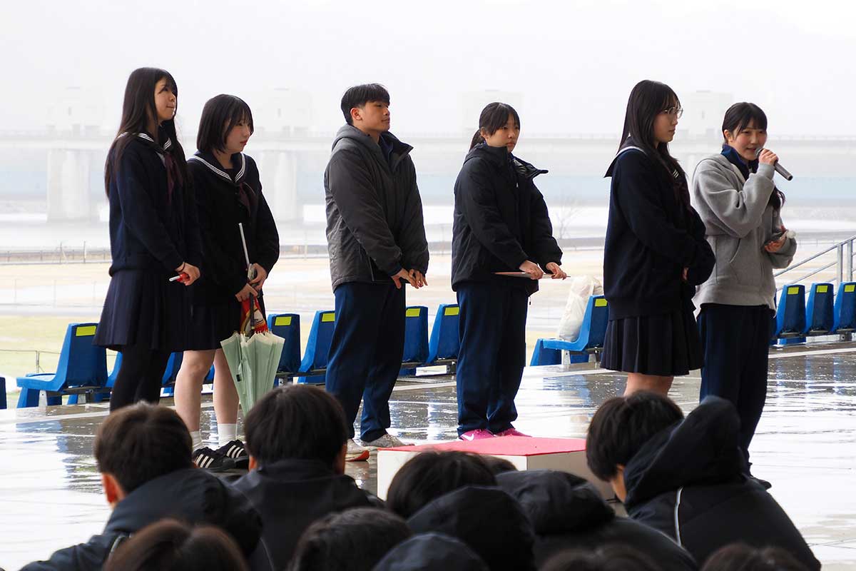 「災害への備えを」と呼びかけた釜石高の生徒たち