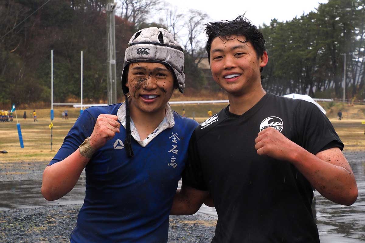 ずぶぬれ、泥だらけでも笑顔の菊池さん（左）、チームメートで同級生の佐藤和希さん