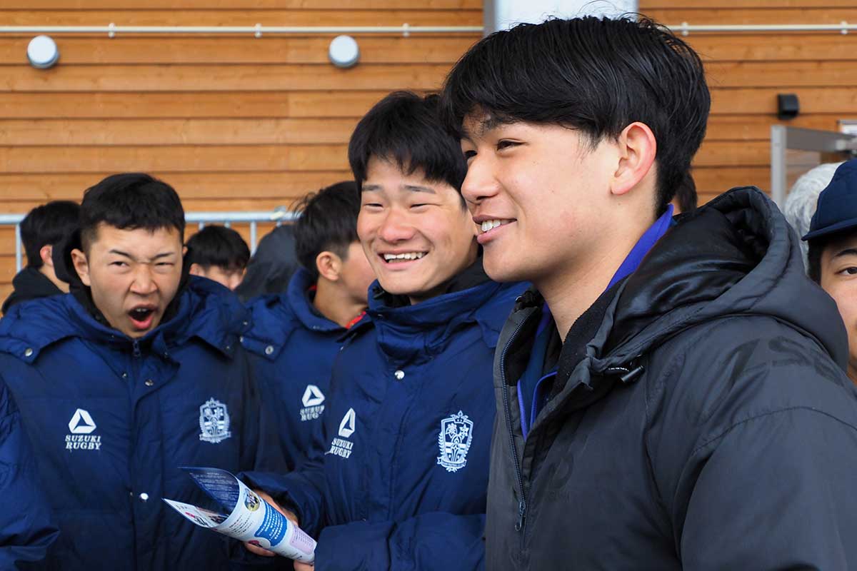 「夢団」の語り部として他県の選手と交流する菊池さん（右）