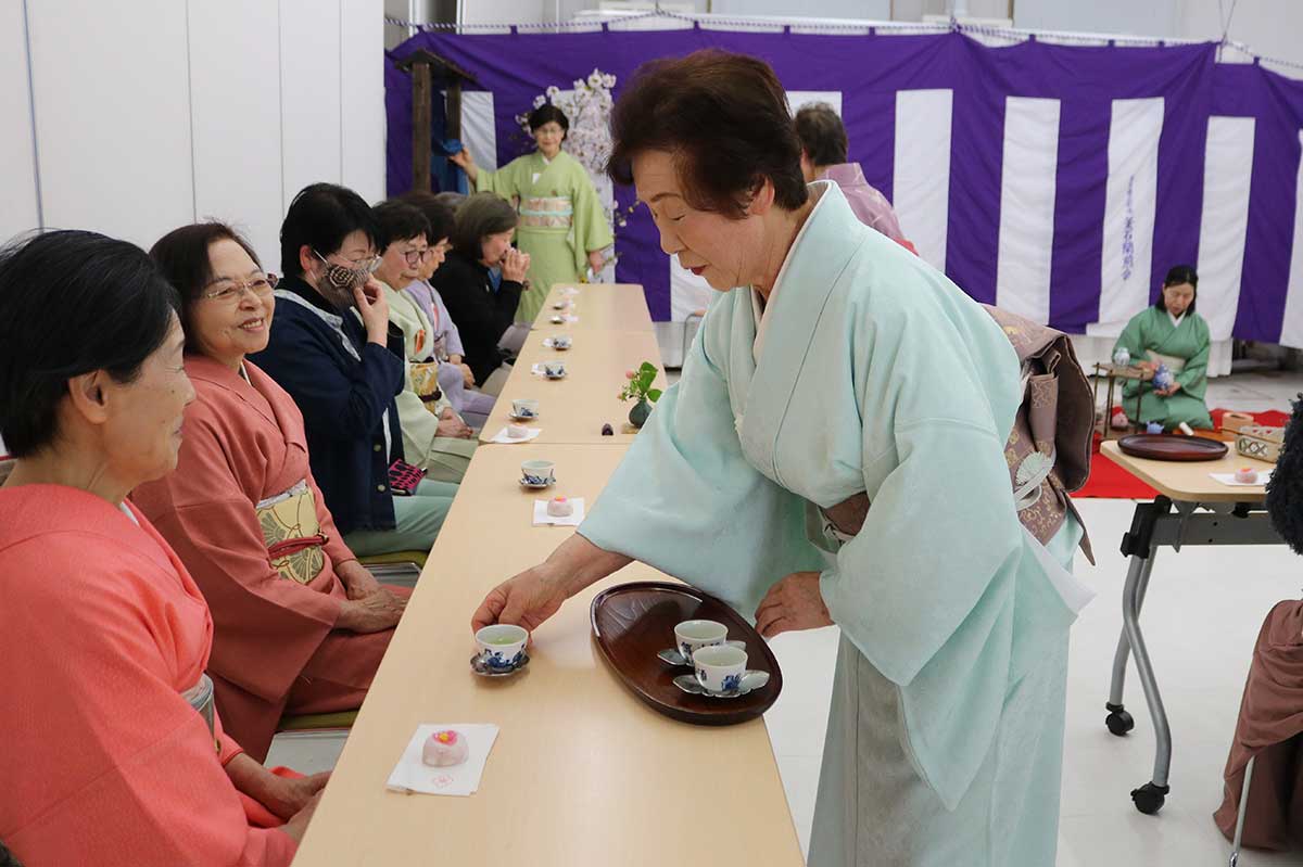 「おいしいお茶をどうぞ」。春満開の茶席で釜石蘭煎会の会員がおもてなし