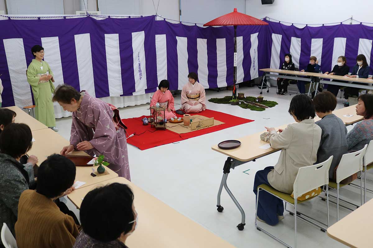 10回目を迎えた「さくら茶会」。野だて風の茶席で花見気分を演出