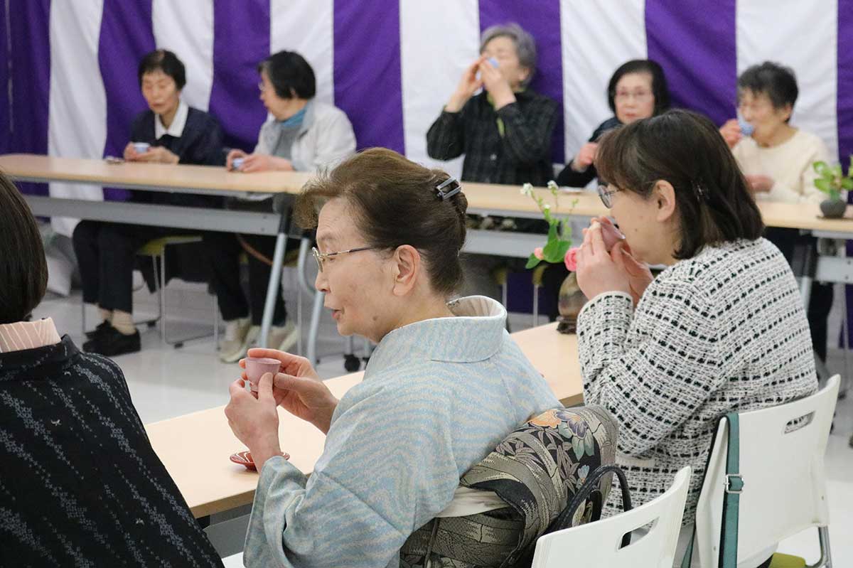 二煎の茶を味わい、ほっと一息。日常の慌ただしさを忘れるゆったりとした空間を楽しむ