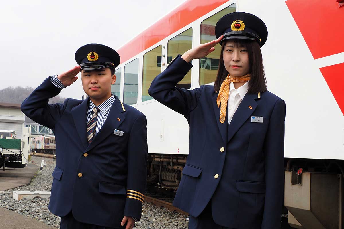 三陸鉄道に入社した南舘琉空さん(左)と北村侑彩さん
