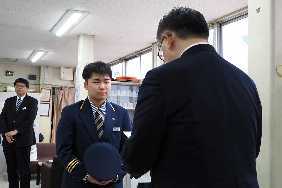 石川義晃社長から辞令を受け取る南舘さん(中)