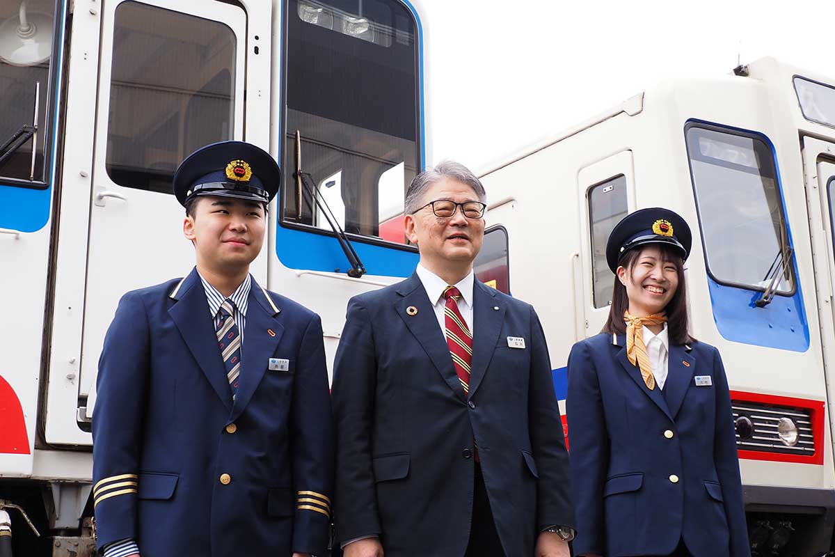 「笑顔を忘れず、共に成長を」とエールを送る石川社長(中)の期待に応え、ほほ笑む南舘さん(左)と明るい笑みを広げる北村さん