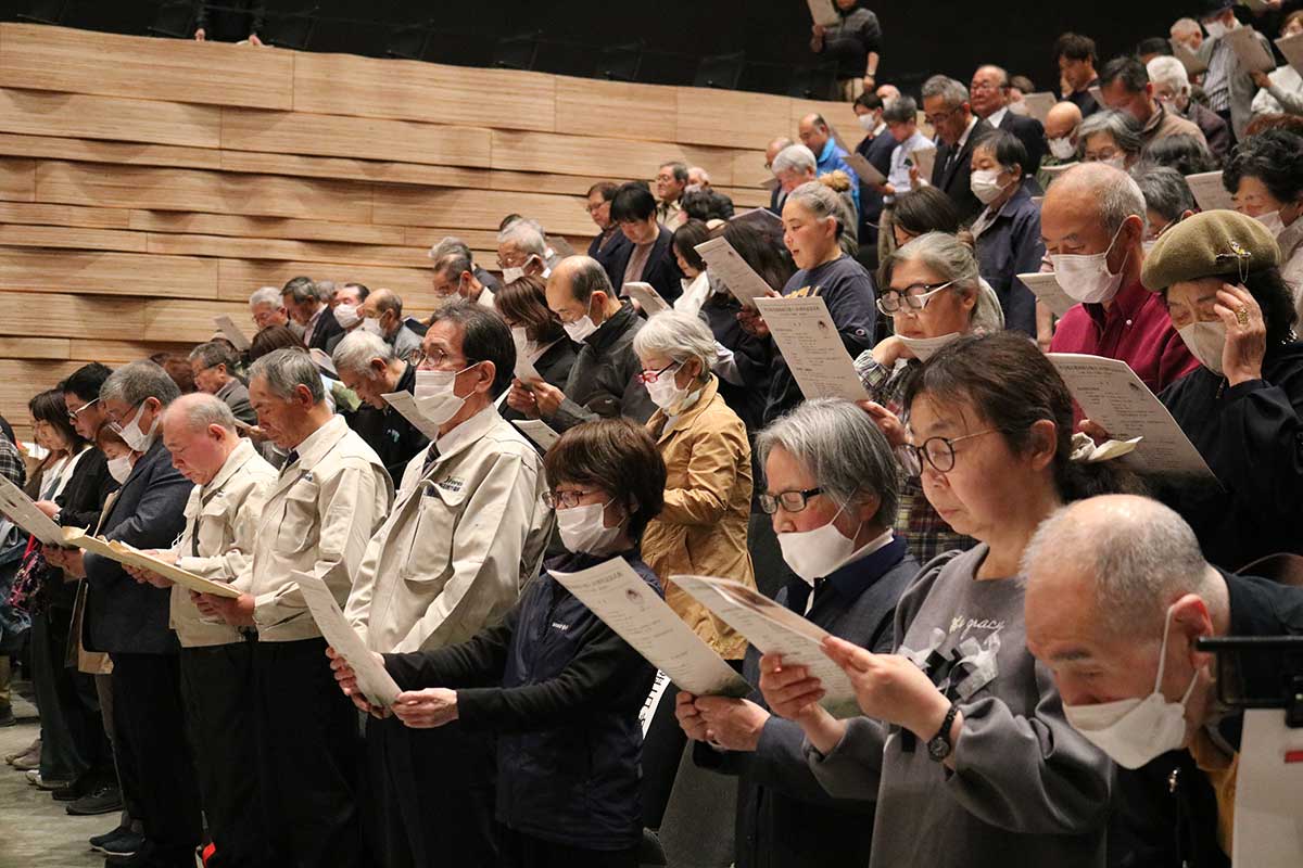 記念式典の冒頭、森林組合綱領を唱和する組合員ら