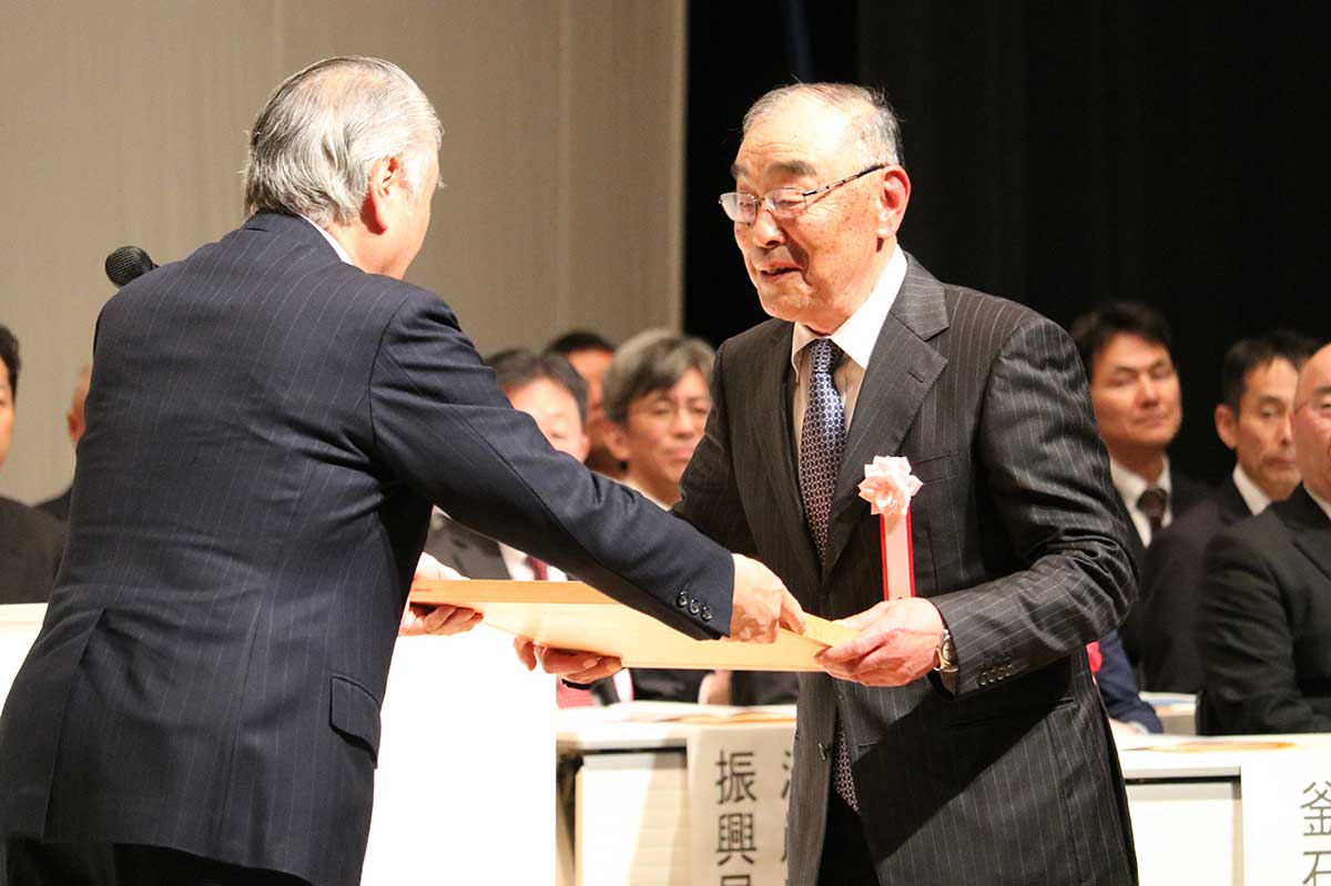 第5代代表理事組合長を務めた久保知久さんに野田武則現組合長から表彰状を贈呈