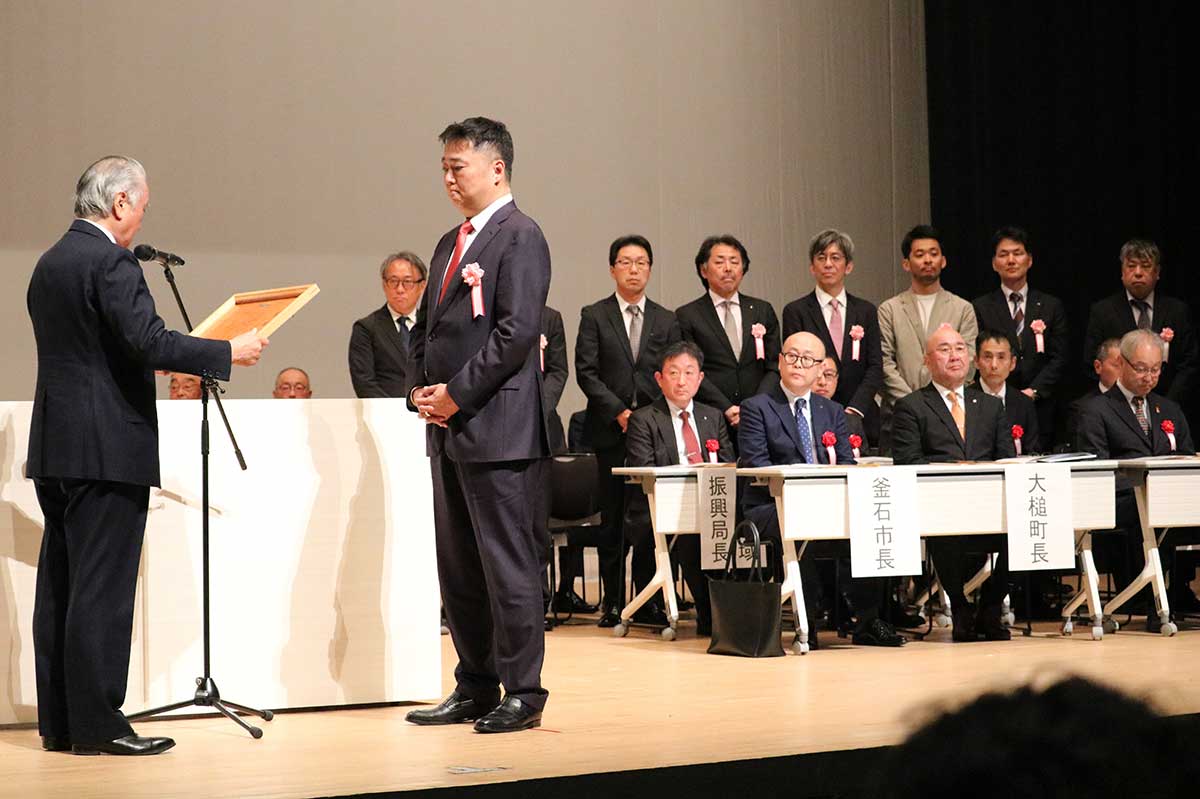 震災後の組合を支援してきた10企業・団体に感謝状を贈呈。バークレイズ証券が代表して受け取った