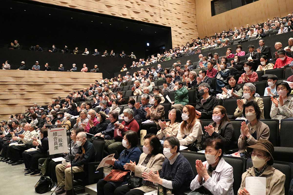 興味深いシジュウカラの能力を知り、目からうろこの観客。釜石での講演に感謝の拍手を送った