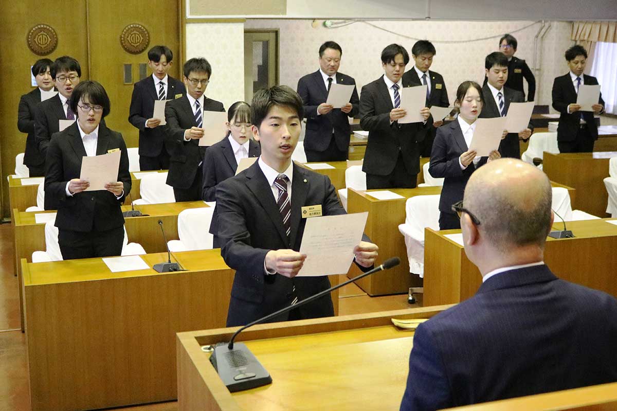 服務宣誓書を全員で読み上げる釜石市の新規採用職員＝1日、辞令交付式