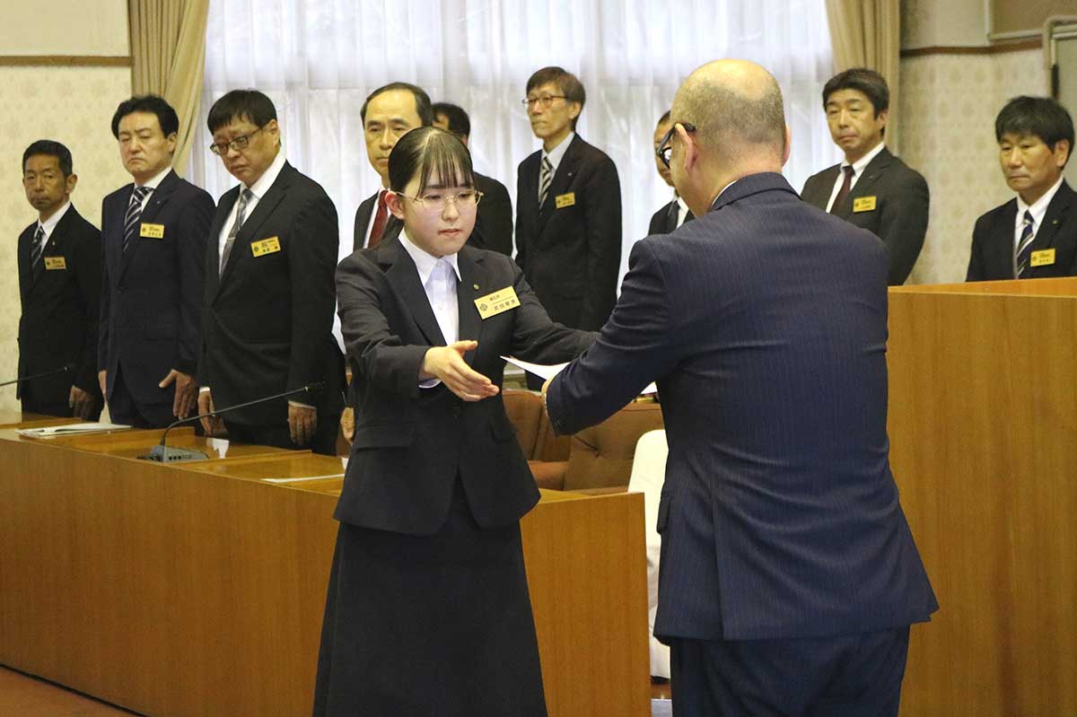 小野共市長から辞令を受け取る2026年度新規採用職員