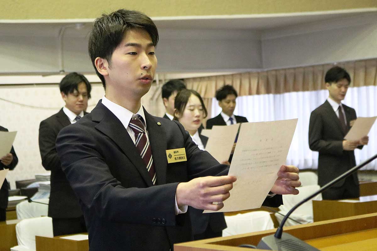 小野市長の前で宣誓書を読み上げる佐久間洸土さん