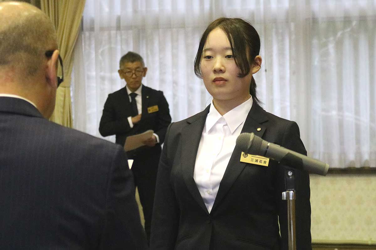 新社会人として故郷への貢献を誓う三浦花音さん。被災した鵜住居小の新校舎卒業一期生