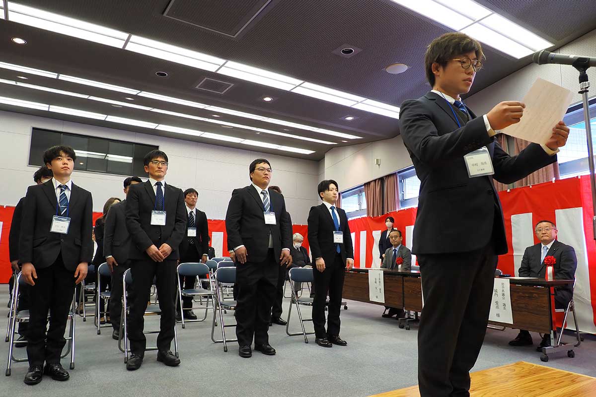 「地域に認められる漁業者に」と誓う中村海成さん（手前）