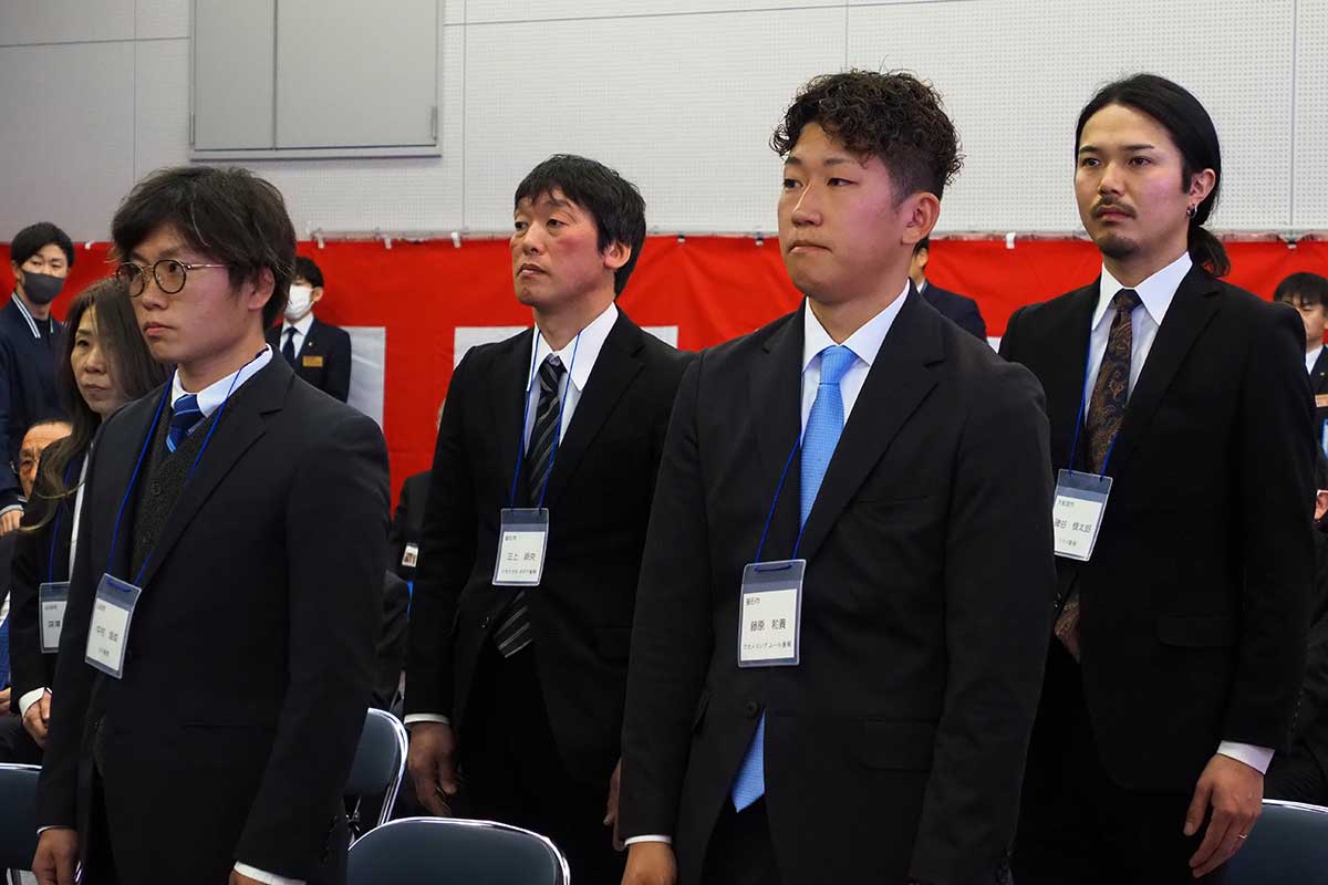 釜石で研修に臨む藤原和貴さん（前列右）、三上朗央さん（後列右から2人目）