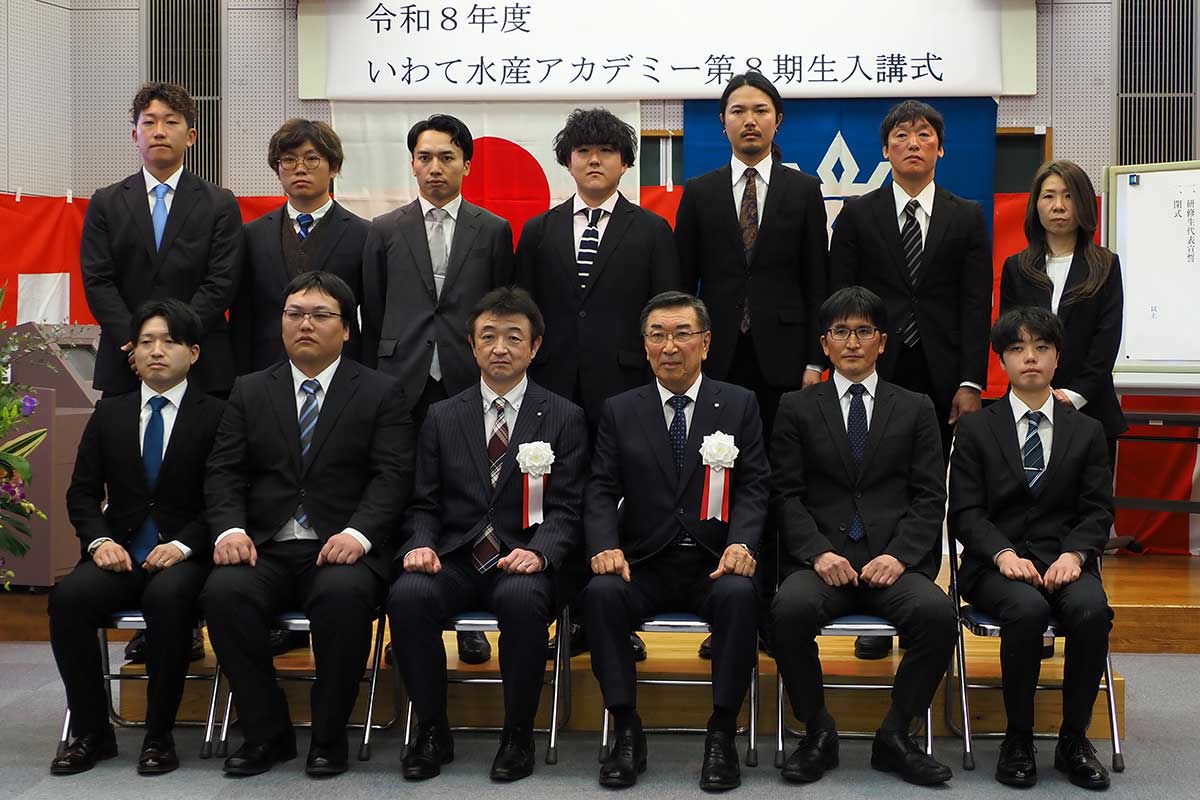 引き締まった顔で集合写真に納まる研修生、アカデミー関係者