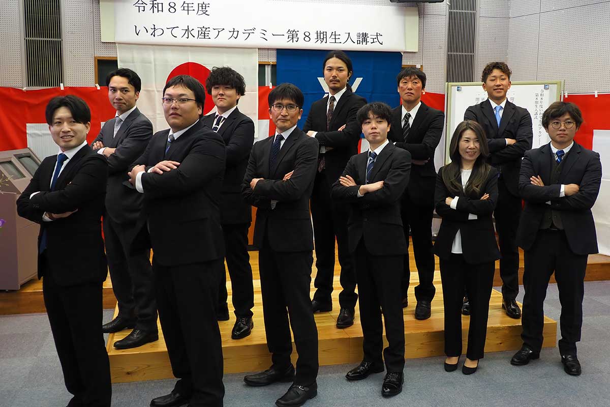 いざ研修へ！ポーズを決め、気持ちを新たにする研修生