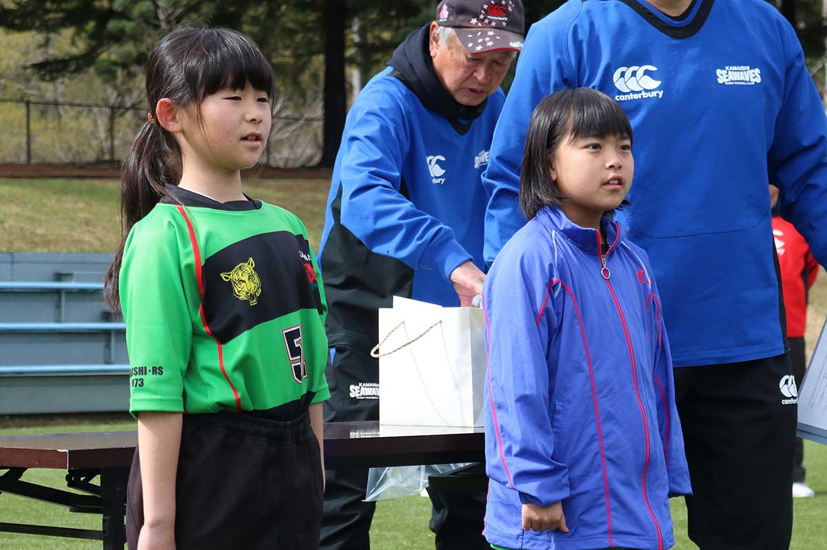 本年度新たに仲間入りした3年女子団員。「よろしくお願いします！」とあいさつ