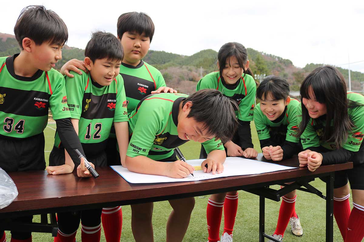 2026年度の目標を寄せ書きする高学年団員。1年後の達成を目指して…