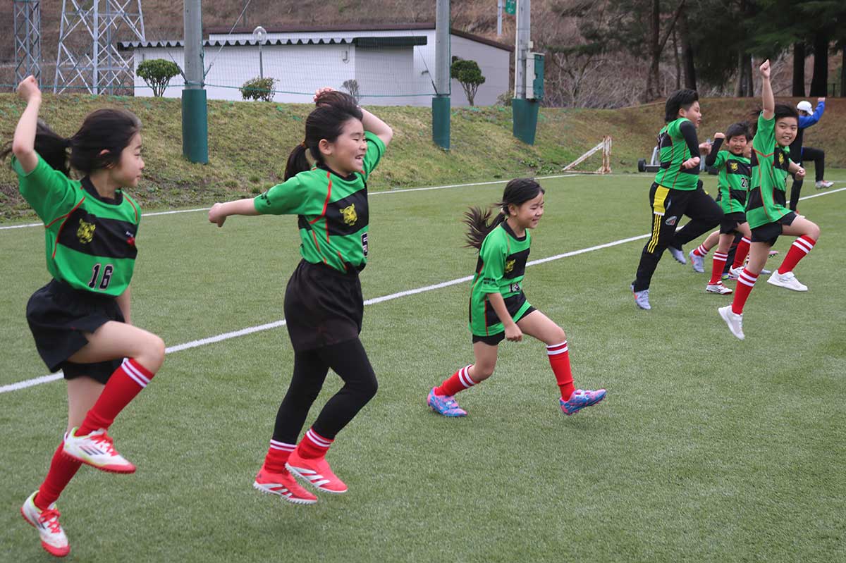 開校式後、さっそく練習開始。元気に体を動かし笑顔を見せる