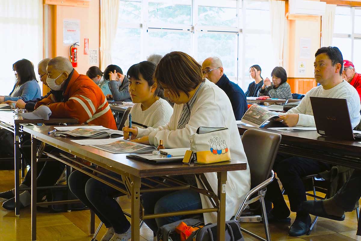 講義に聞き入り、震災を語り継ぐための工夫を考える参加者
