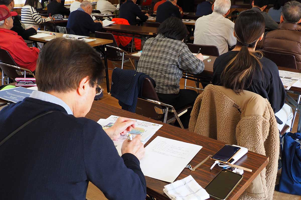 メモを取ったりしながら講義に熱心に耳を傾けた