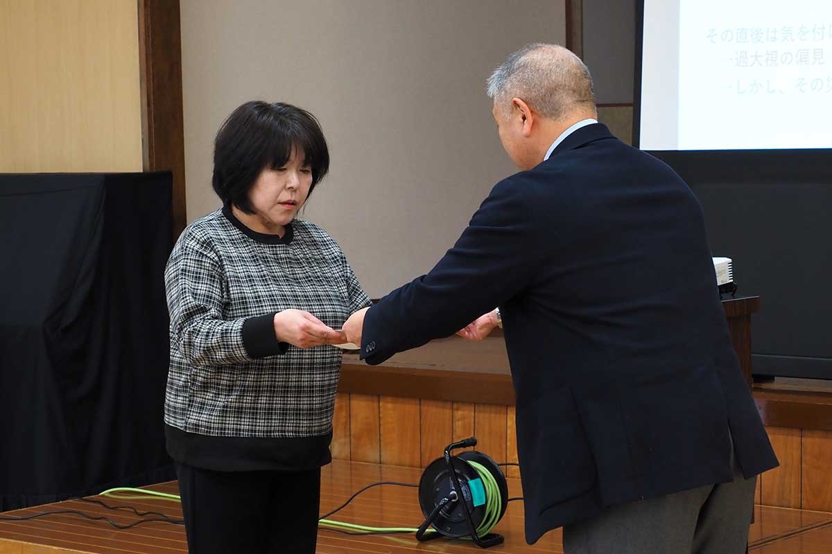 研修を終えた伝承者に修了証明書が手渡された