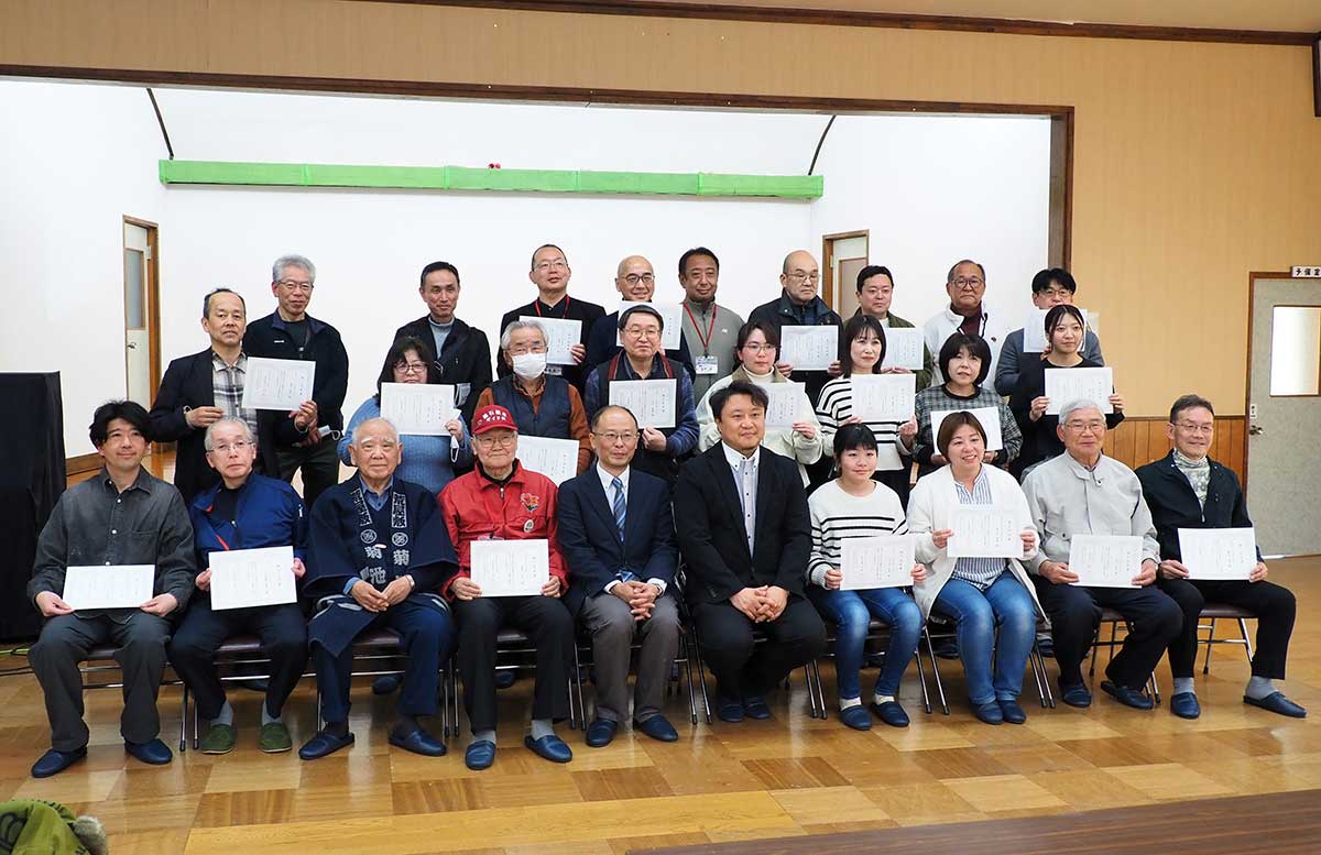 修了証明書を手に今後の活動に意欲を見せる伝承者ら