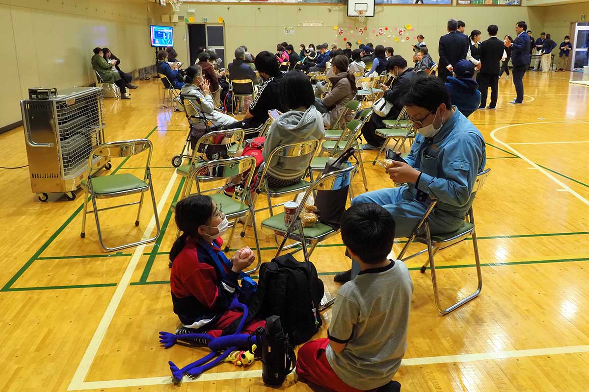 避難所が開設された釜石小体育館に身を寄せた人たち