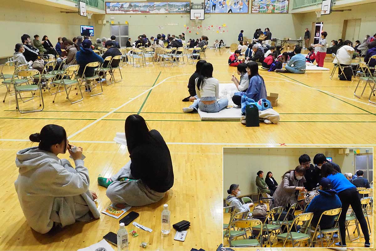 配られたパンや水でお腹を満たす避難者。甘いものの差し入れも