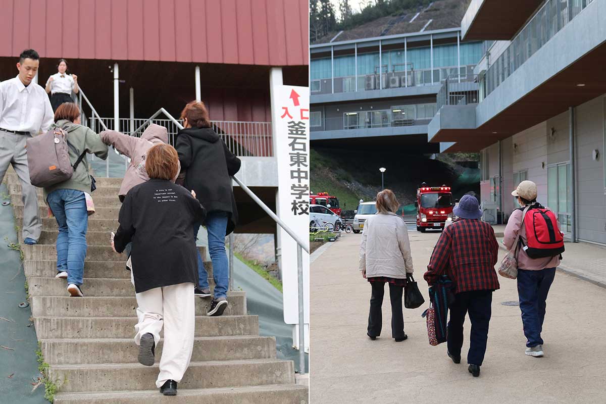 避難所が開設された鵜住居小・釜石東中体育館に向かう地域住民ら