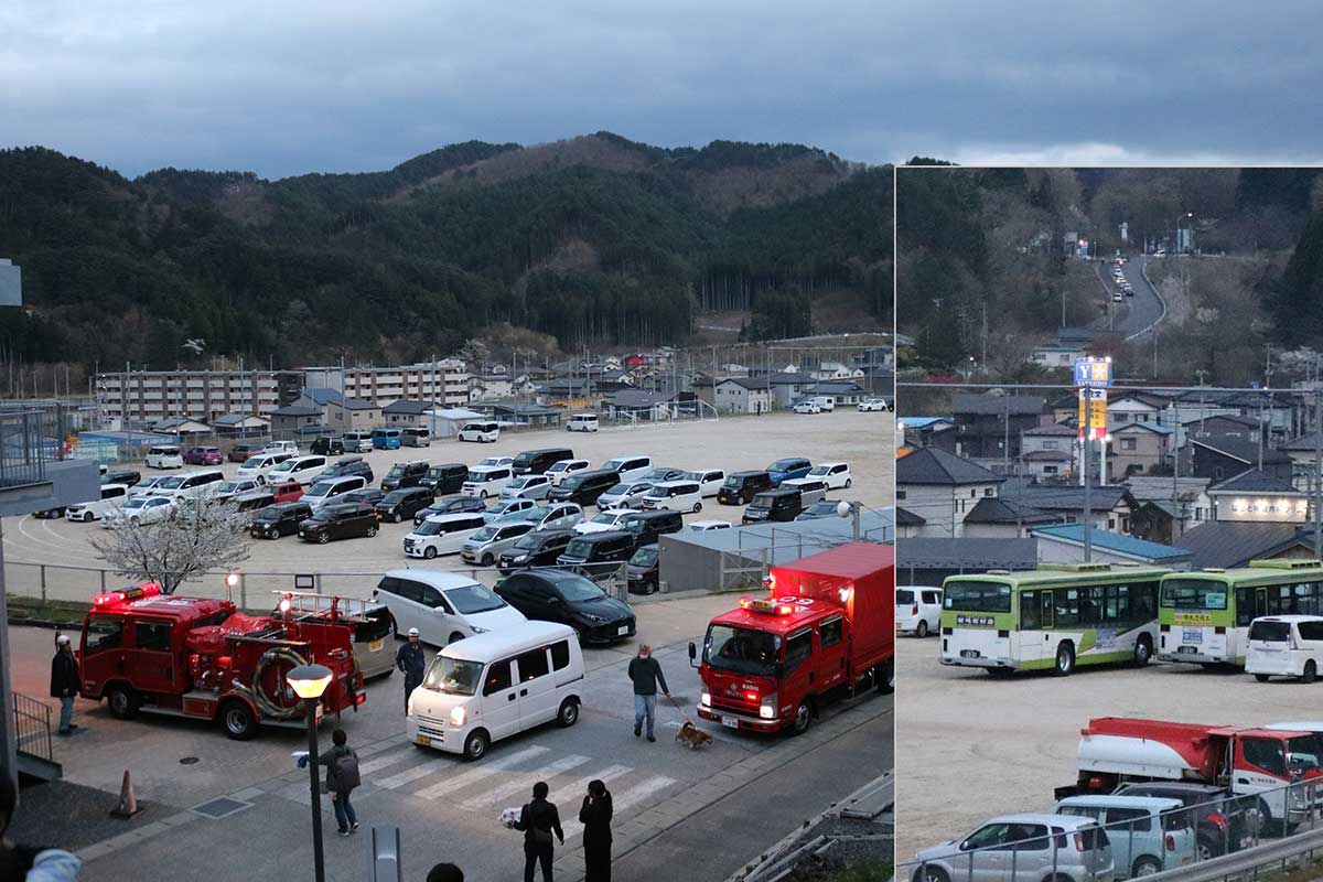 校庭には県交通バスを含む避難車両約120台が並んだ。震災後に整備された市道箱崎半島線や恋の峠付近の高台（右枠写真上部）にも複数の車両が避難