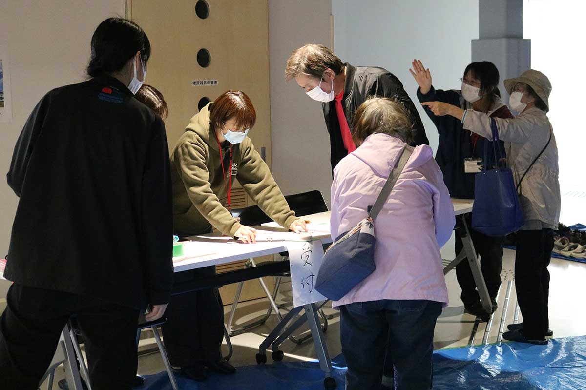 鵜小・東中体育館の入り口付近に受付を設け、避難者名簿を作成