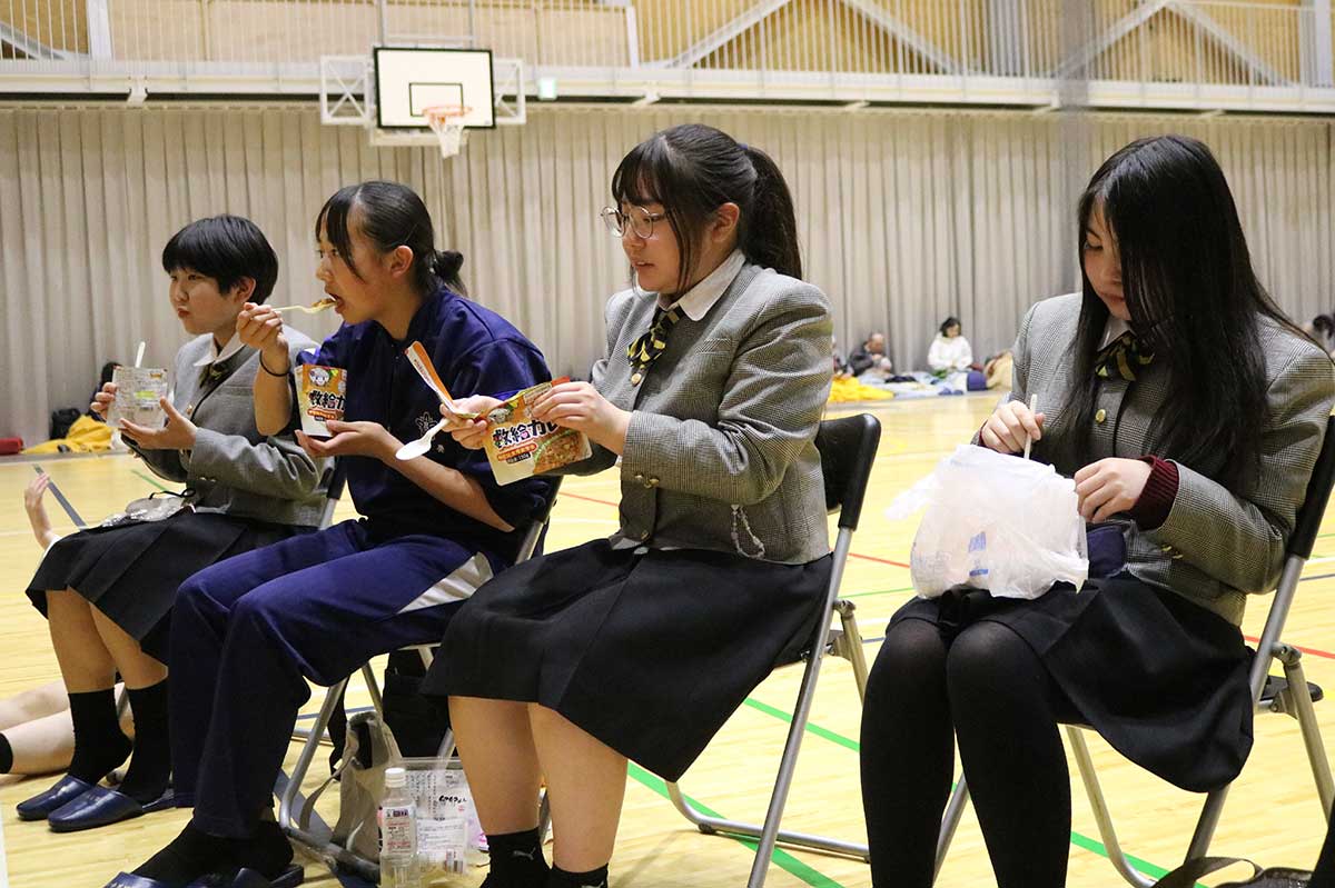 避難者対応が一段落すると高校生も食事タイム