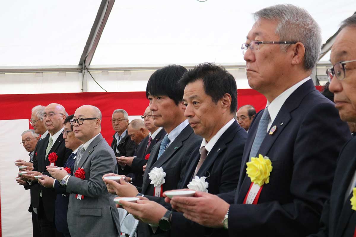 出席者は神職のお祝いの言葉の後、お神酒をいただいた